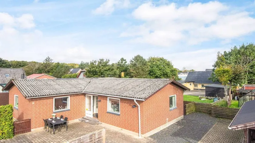 Holiday home with terrace - Image 1