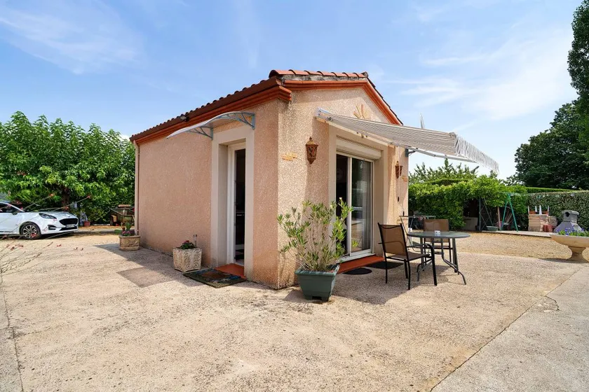 Studio with Shared Pool, Wi-Fi, and Air Conditioning - Image 1