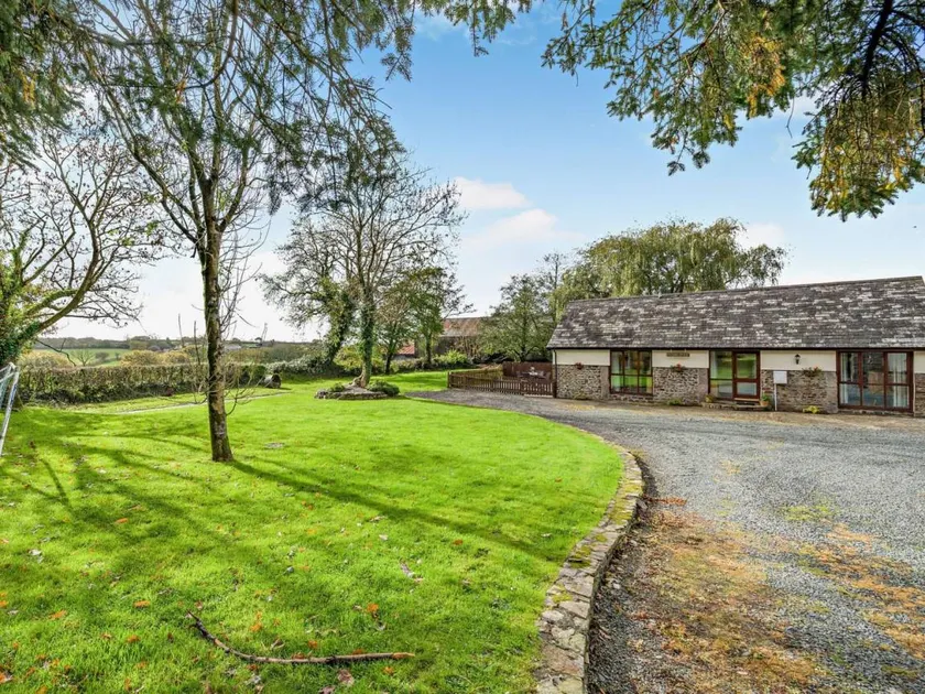 Cottage with garden - Image 1