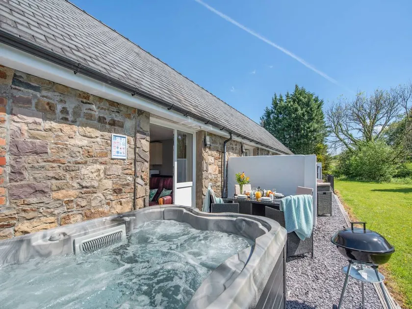 Family-friendly beautiful cottage with barbeque, hot tub & garden - Image 1