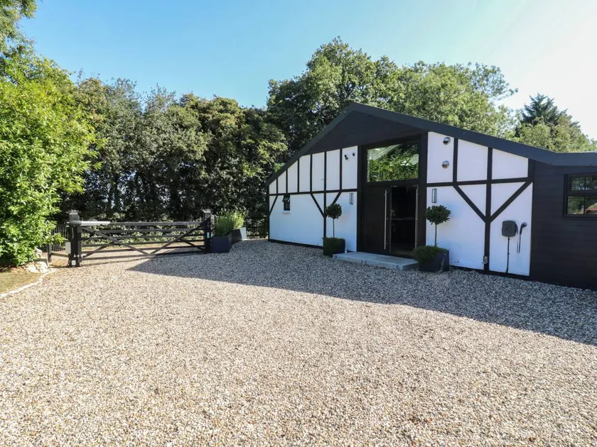 Cottage with garden, barbecue & hot tub - Image 1