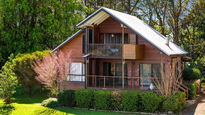 Tranquil Mountain Cabin with Escarpment Views near Lake Cressbrook, Crows Nest QLD - Image 1