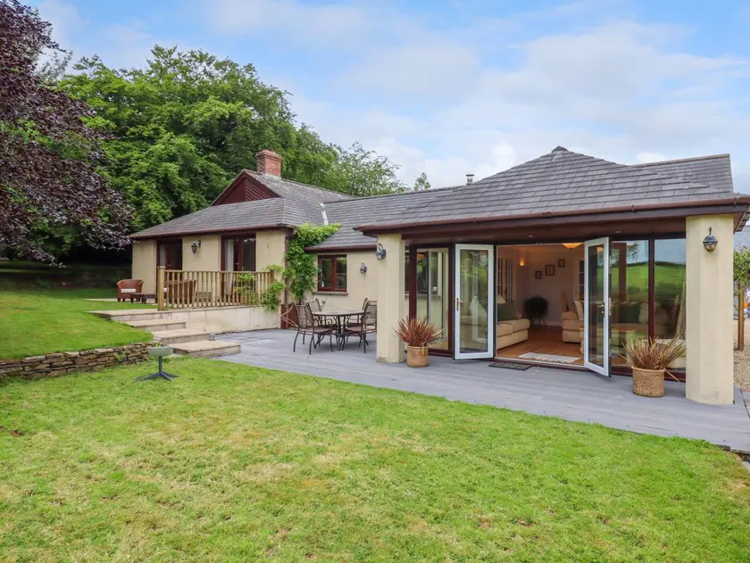 Cottage with garden - Image 1