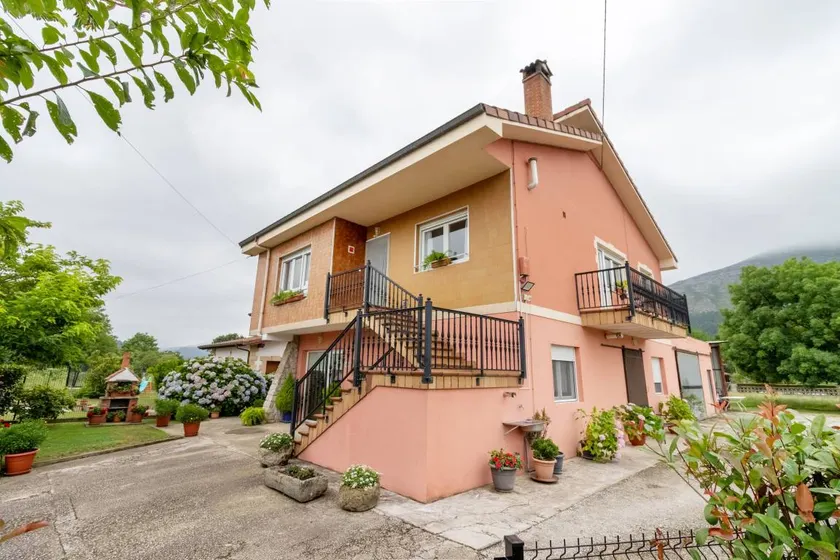 Family-oriented holiday home with barbeque & garden | Garden view | Suitable for remote work - Image 1