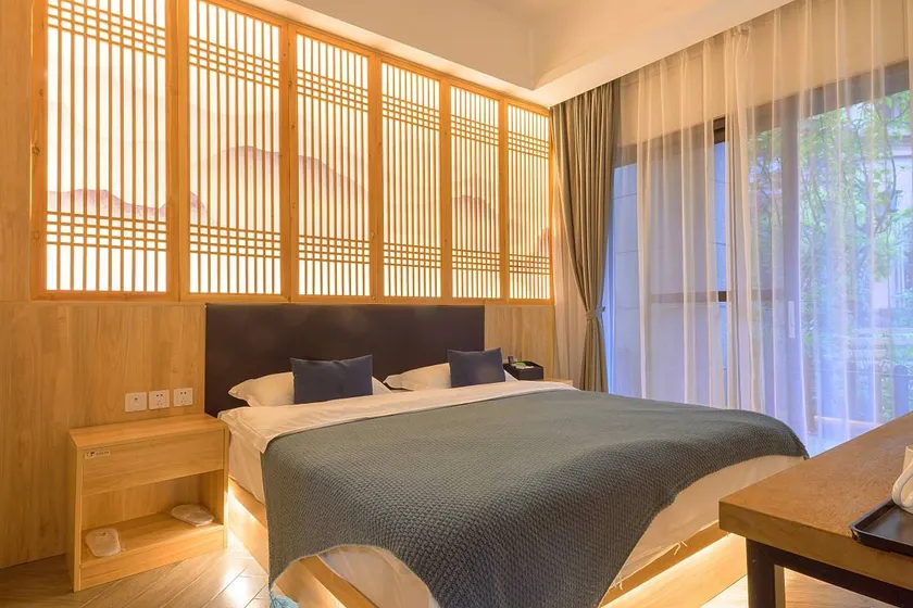 Heinemann Hotel Innenhof oder Terrasse King Zimmer B106 – mit einem Whirlpool und einem lokalen - Image 1