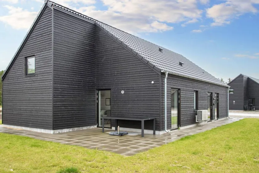 House with terrace - Image 1