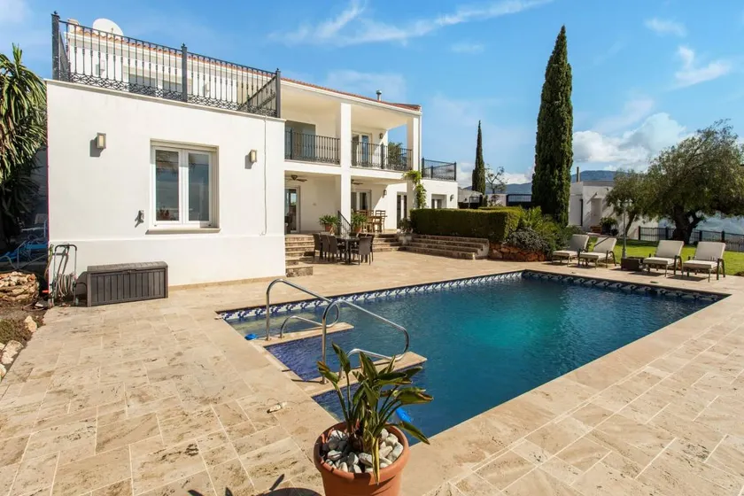 Encantadora villa totalmente equipada con terraza, jardín y piscina privada - Image 1