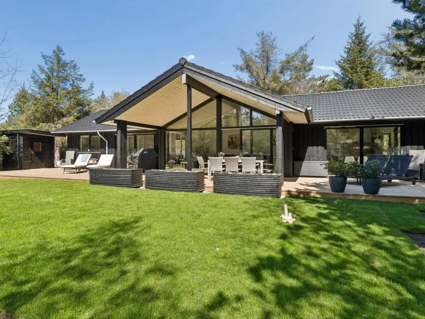 Holiday home with terrace, hot tub & barbeque - Image 1