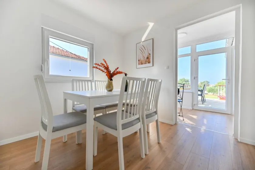 Fully equipped holiday apartment with terrace - Image 1