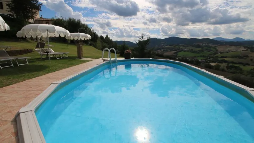 Flat with pool, garden & barbecue - Image 1