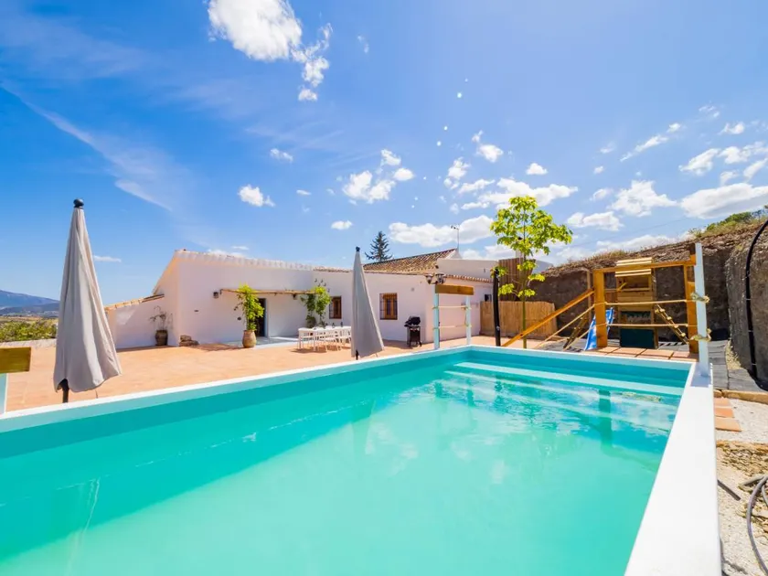 Family-oriented holiday apartment with terrace, private pool & BBQ | Mountain view - Image 1