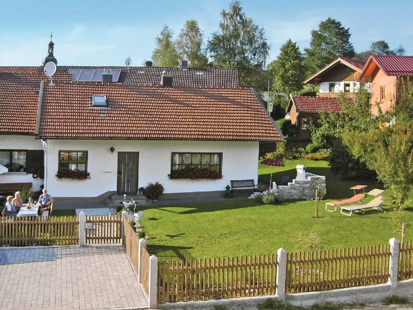 Merveilleuse maison adaptée aux familles avec barbecue, terrasse et jardin | Vue jardin - Image 1