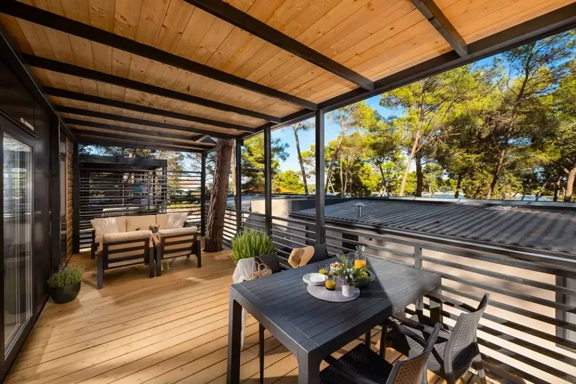 Mobile home with pool, terrace & garden - Image 1