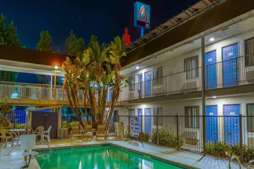 Flat with terrace & pool - Image 1