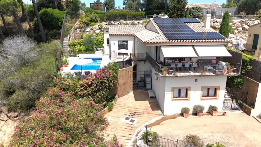 Villa 'Colina' with Sea View, Wi-Fi and Air Conditioning - Image 1