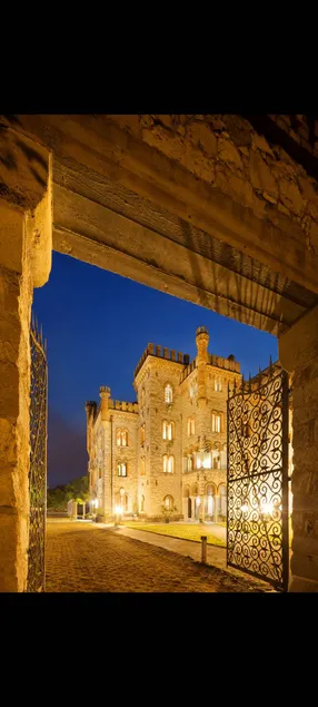 Castle with BBQ & garden | Garden view - Image 1