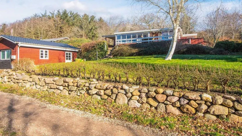 House with terrace - Image 1