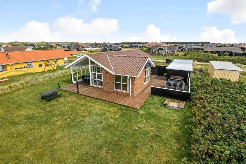 House with hot tub, BBQ & terrace - Image 1