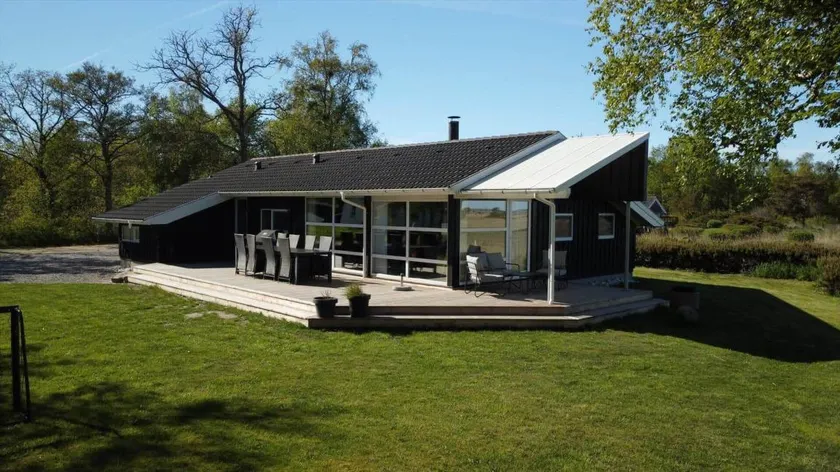House with barbeque, terrace & hot tub | Sea view - Image 1