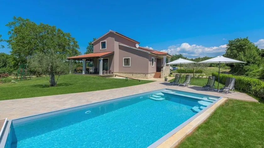 Ferienhaus mit Garten, privatem Pool und Terrasse - Image 1