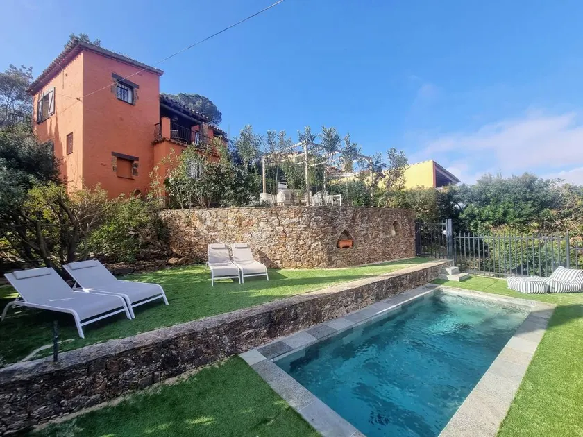 Holiday home with garden, private pool & barbecue | Perfect for remote work - Image 1
