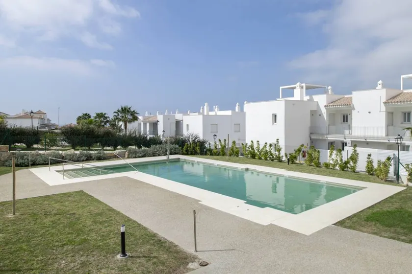 Wohnung mit Pool, Garten und Terrasse | Strandblick | Ideal für Homeoffice - Image 1