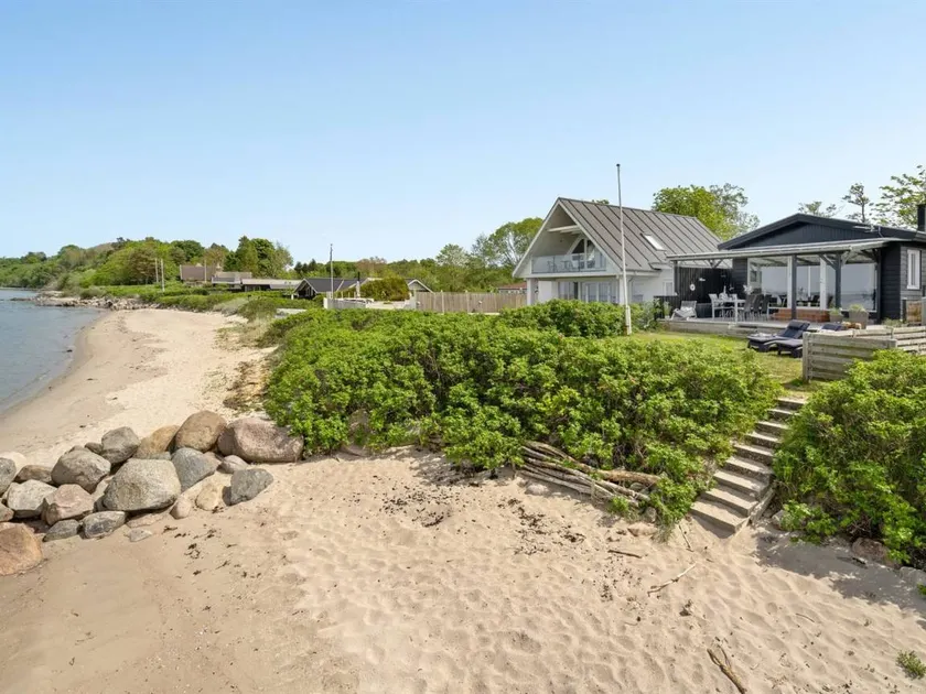 Children-friendly pleasant house with terrace & garden | Sea view | Dogs allowed - Image 1
