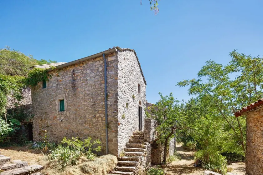Stone house in the heart of Larzac, free-roaming horses and horse-drawn carriage rides - Image 1