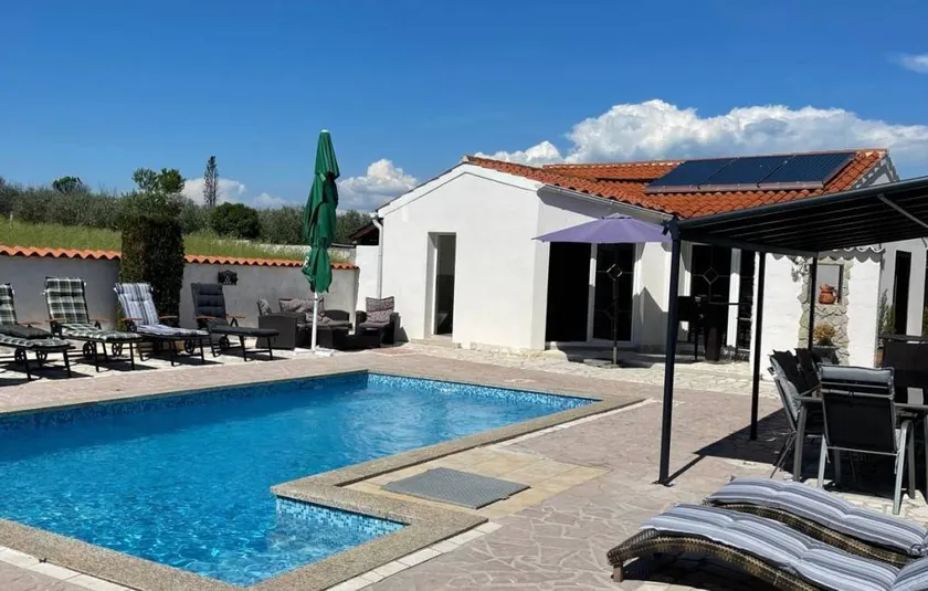 Villa avec barbecue, jacuzzi et jardin - Image 1