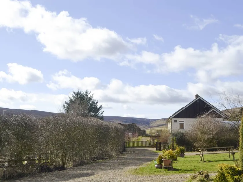 Cottage with garden - Image 1