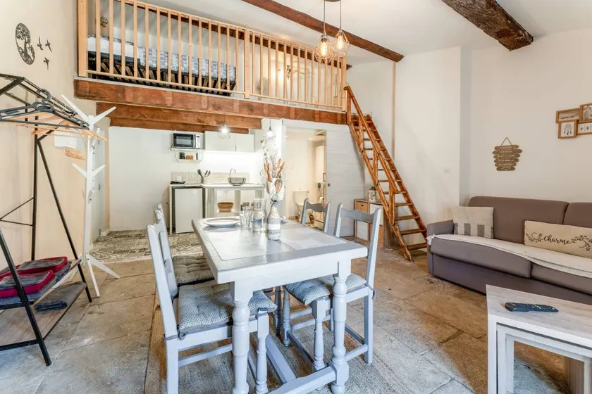 Bohemian Apartment with Wi-Fi in the Heart of Beaucaire - Image 1