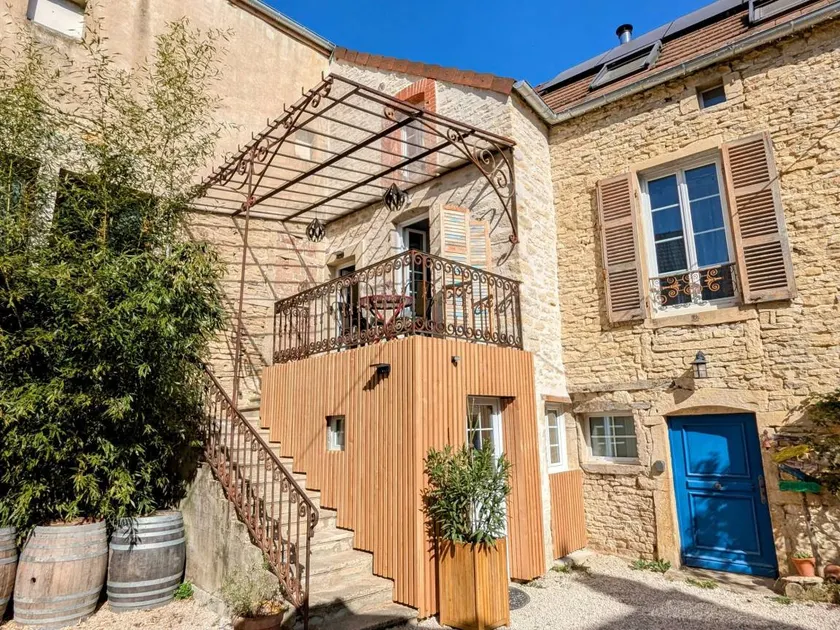 Labelled cottage in Burgundy with shared pool - Image 1