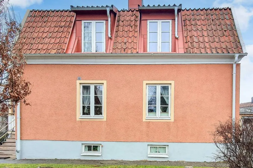 House with barbeque & garden - Image 1