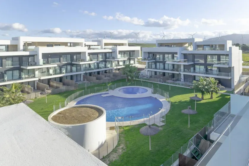 Appartement entièrement équipé avec internet haut débit, jardin et piscine | Vue jardin | Plage à proximité - Image 1