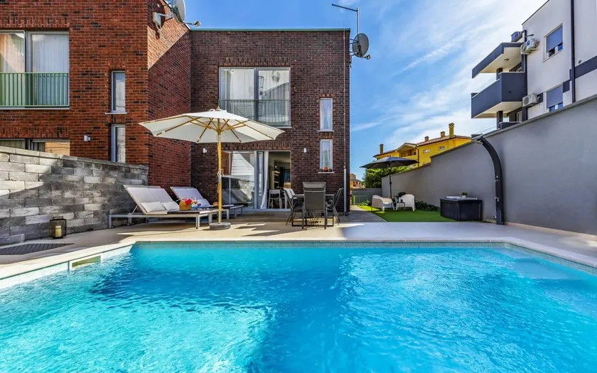 Casa vacacional apta para niños con terraza y piscina privada | Vistas al mar - Image 1
