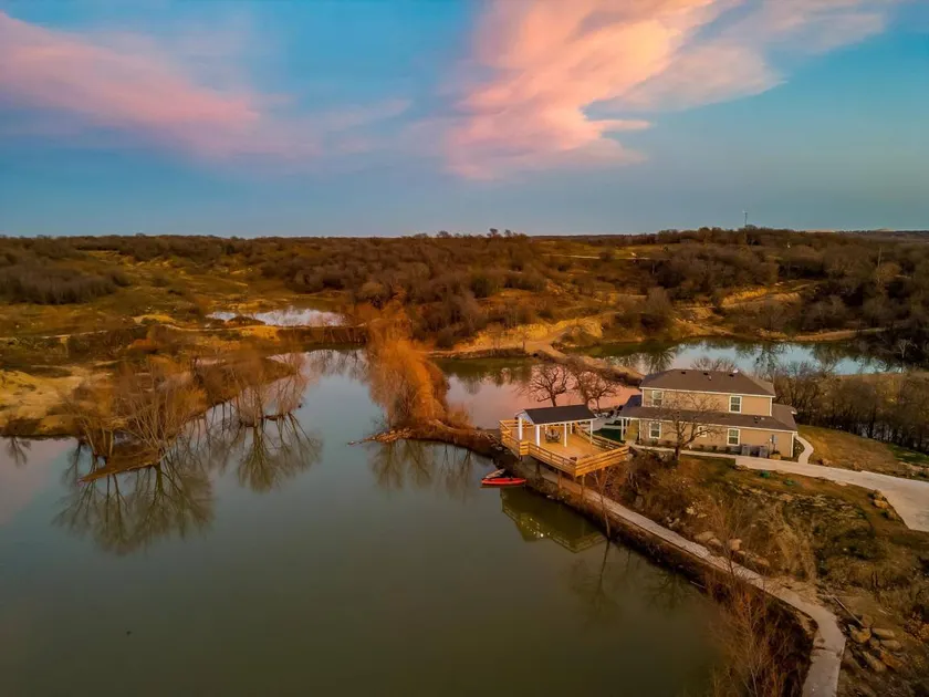 Holiday home with garden & BBQ | Lake view - Image 1