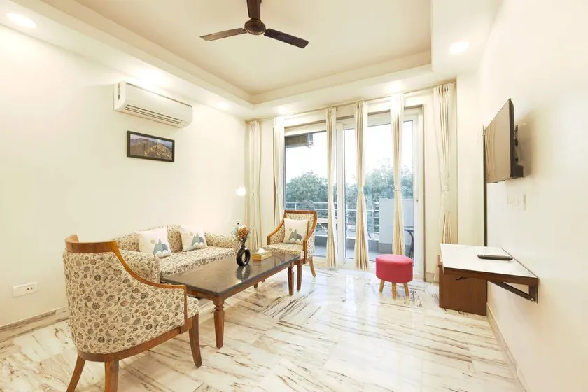 Apartment with hot tub & garden | Golf view | Perfect for remote work - Image 1