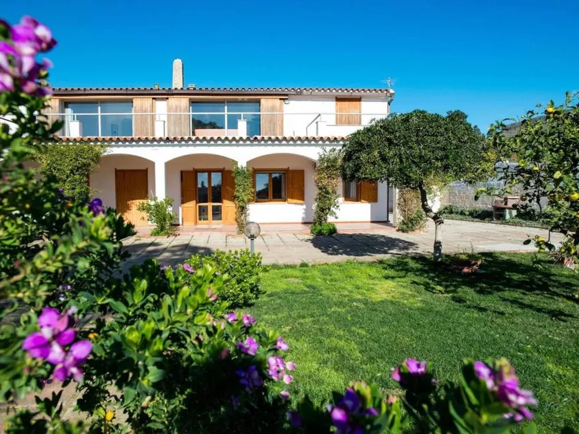 Holiday apartment with BBQ & garden - Image 1