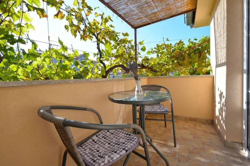 Flat with terrace & garden - Image 1