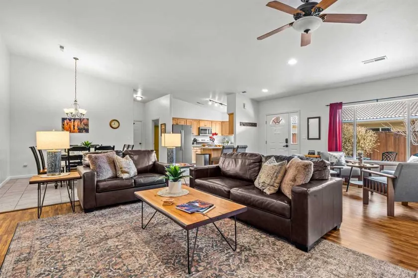 NEW LISTING: Private Spa, Pet-Friendly, Pool, Close to Parks, Garage C477 - Image 1