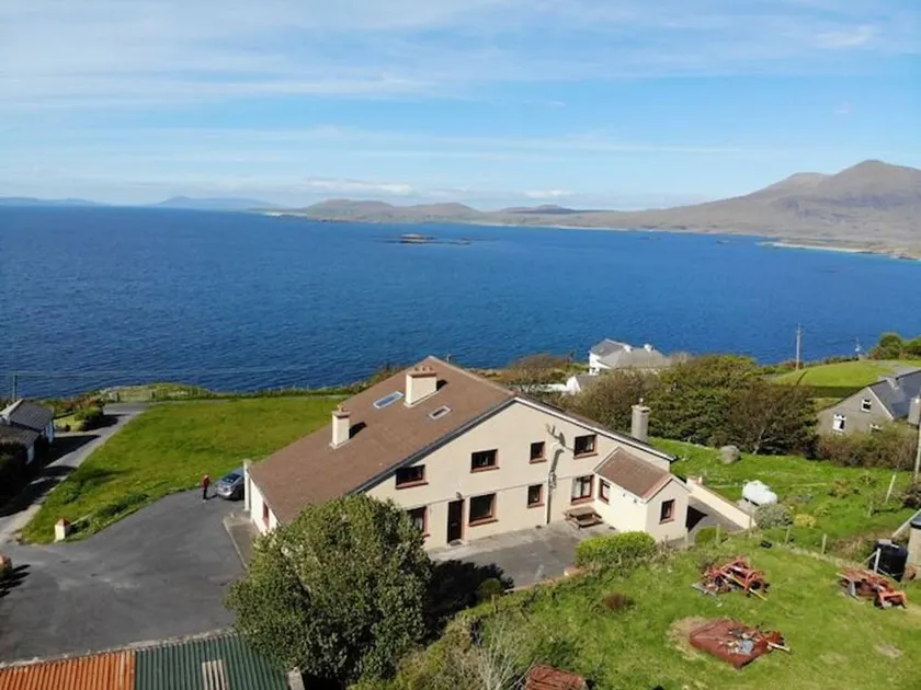Fully equipped spacious holiday home with BBQ & garden | Beach nearby - Image 1