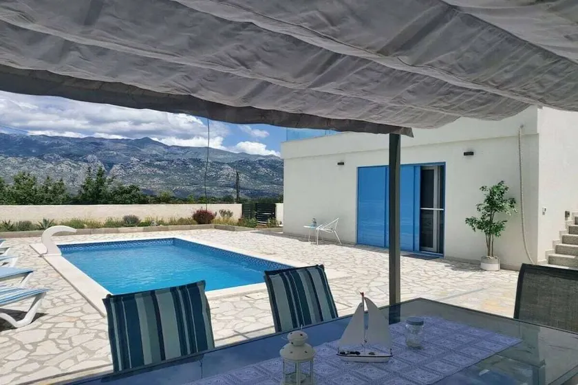 Holiday home with terrace - Image 1