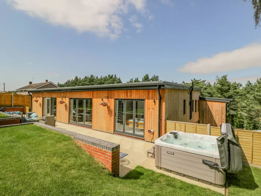 Cottage with garden & jacuzzi | Beach view - Image 1
