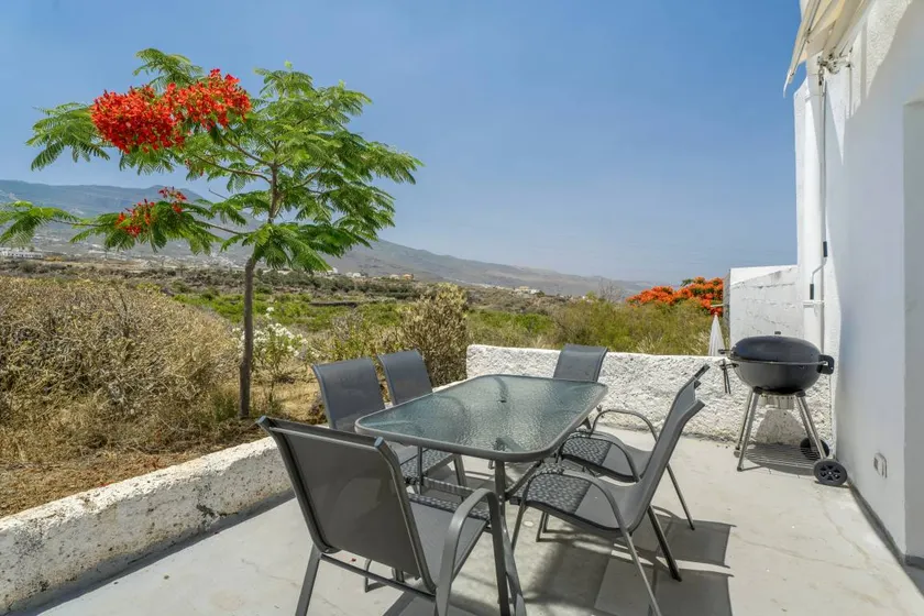 Holiday Home “La Casita” with Sea & Mountain Views, Wi-Fi, and Air Conditioning - Image 1