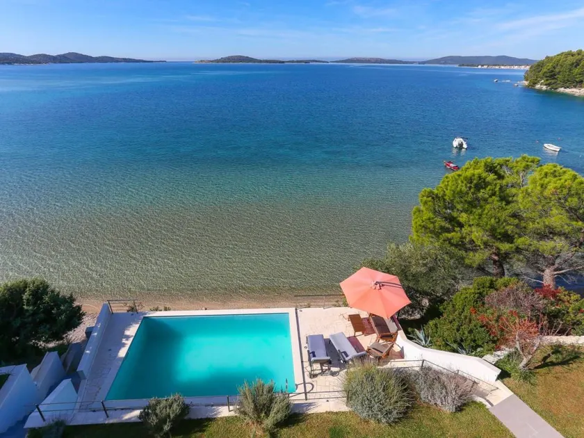 Holiday home with private pool, barbeque & terrace - Image 1