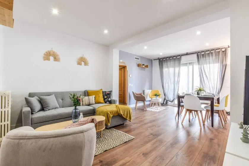 Apartment with terrace - Image 1