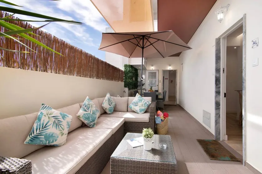 Agréable appartement de vacances avec terrasse et internet haut débit | Vue ville - Image 1
