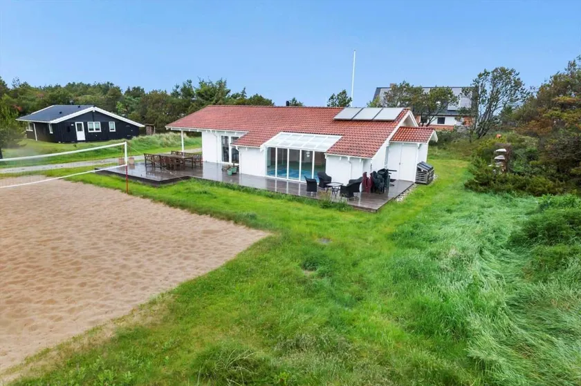 Holiday home with jacuzzi, BBQ & pool - Image 1