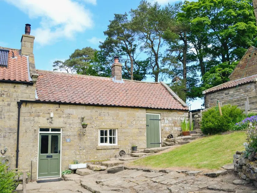 Cottage with garden & hot tub - Image 1