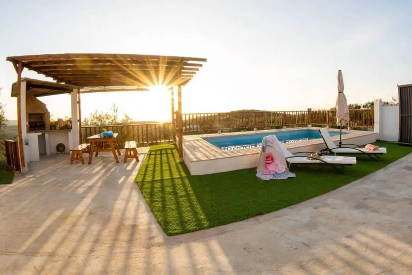 Fully equipped holiday home with barbecue, garden & pool | Dogs allowed - Image 1
